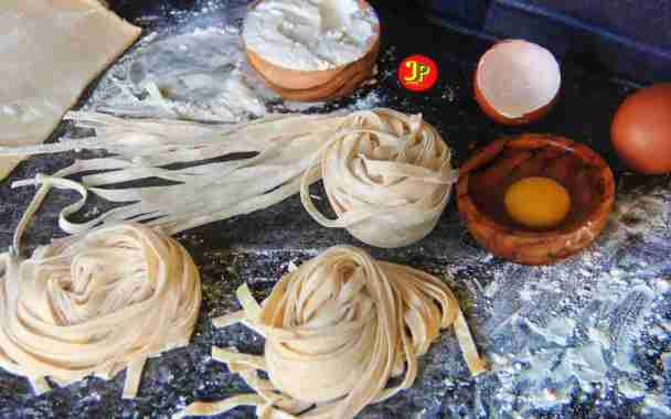 MIE LEBAR GEPENG MENTAH TELUR AYAM LURUS