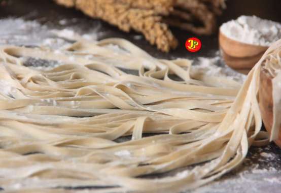 MIE LEBAR GEPENG MENTAH TANPA TELUR LURUS