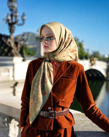 Heaven Lights - Roza Scarf - Hijab Segi Empat Motif Wanita Muslim Tan