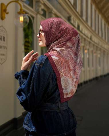 Heaven Lights - Marine Scarf - Hijab Motif Segi Empat Maroon