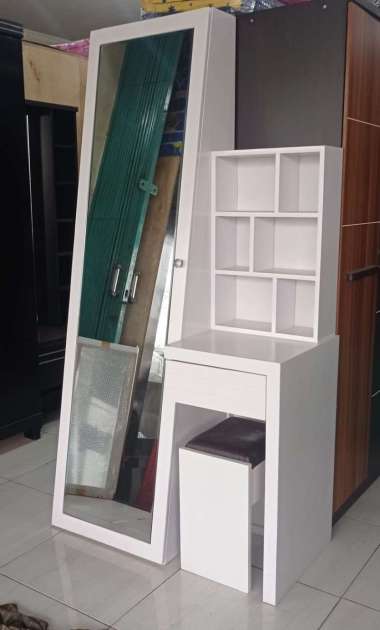 Meja rias gaun hijab kaca panjang hitam