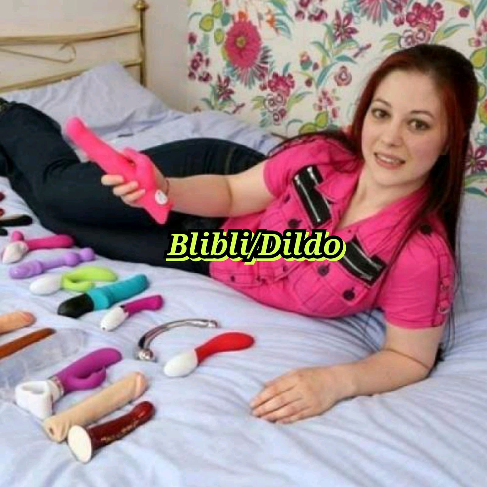 Qiz dosti suratidagi Dildo